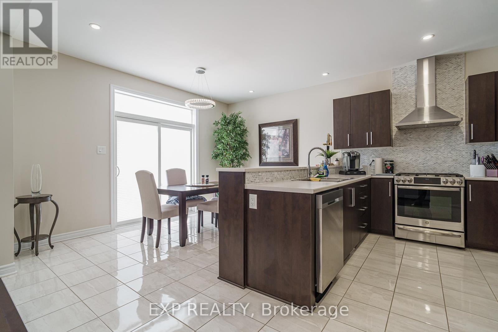 












628 EAGLE CREST HEIGHTS

,
Ottawa,




Ontario
K2S2E6

