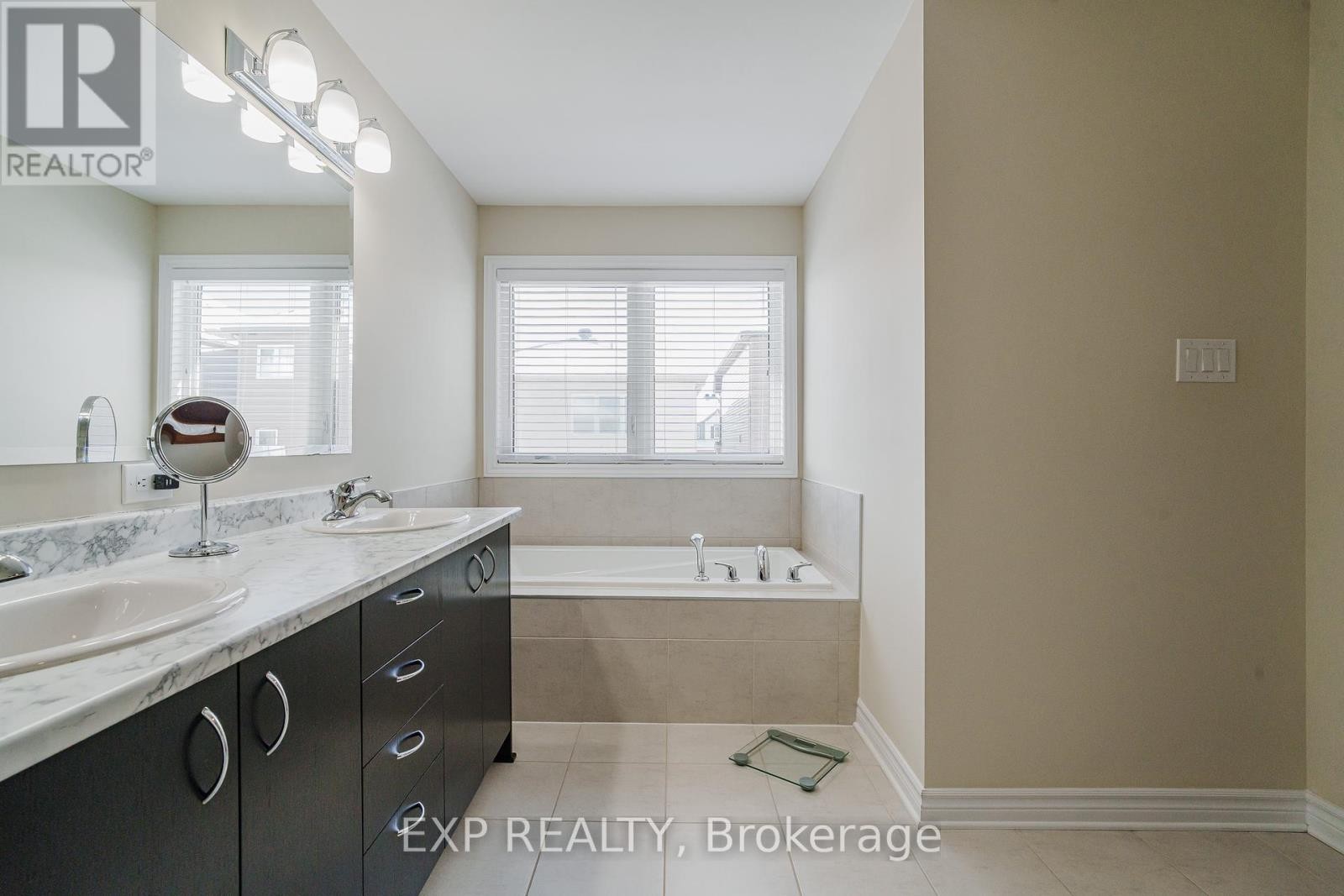 












628 EAGLE CREST HEIGHTS

,
Ottawa,




Ontario
K2S2E6

