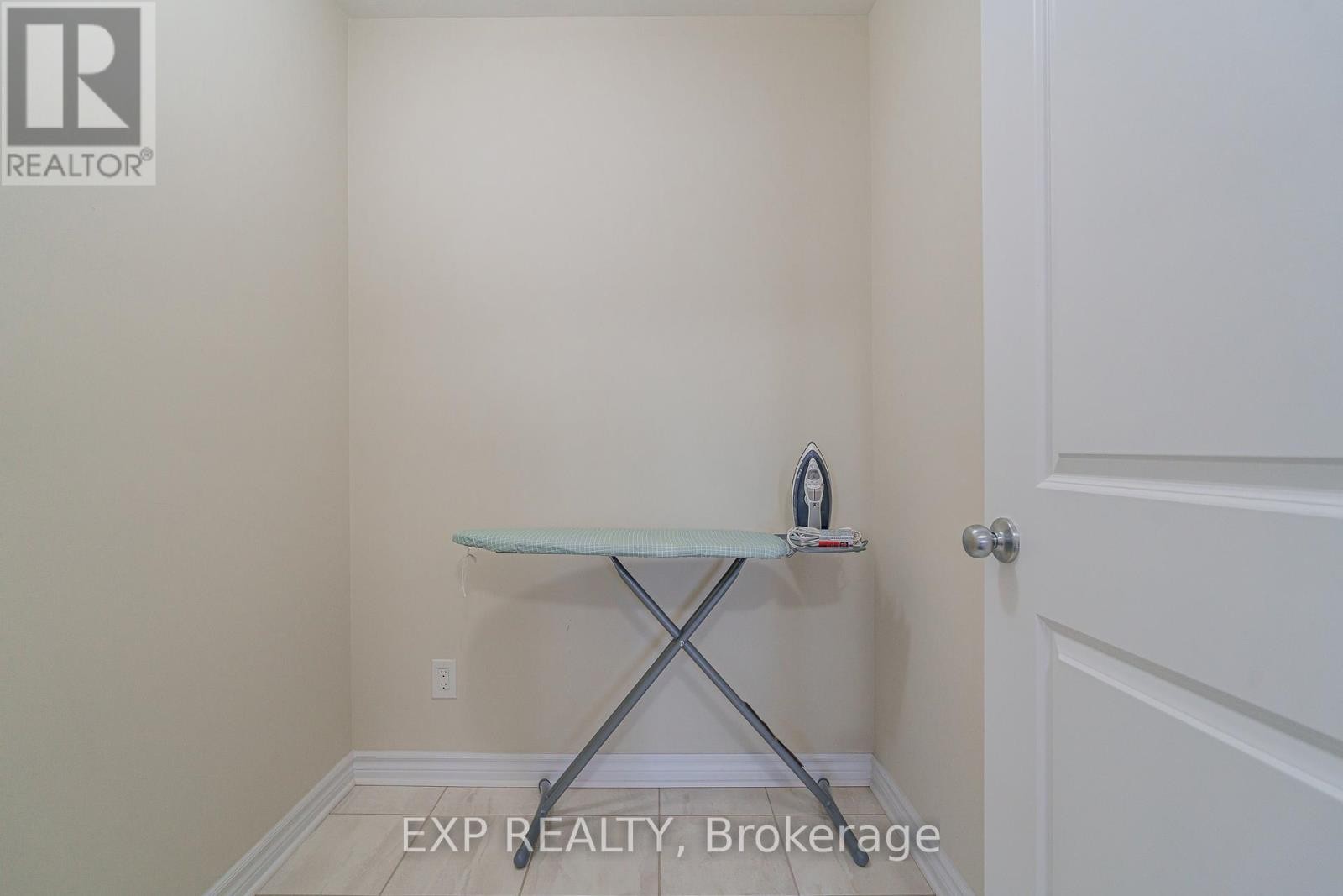 












628 EAGLE CREST HEIGHTS

,
Ottawa,




Ontario
K2S2E6

