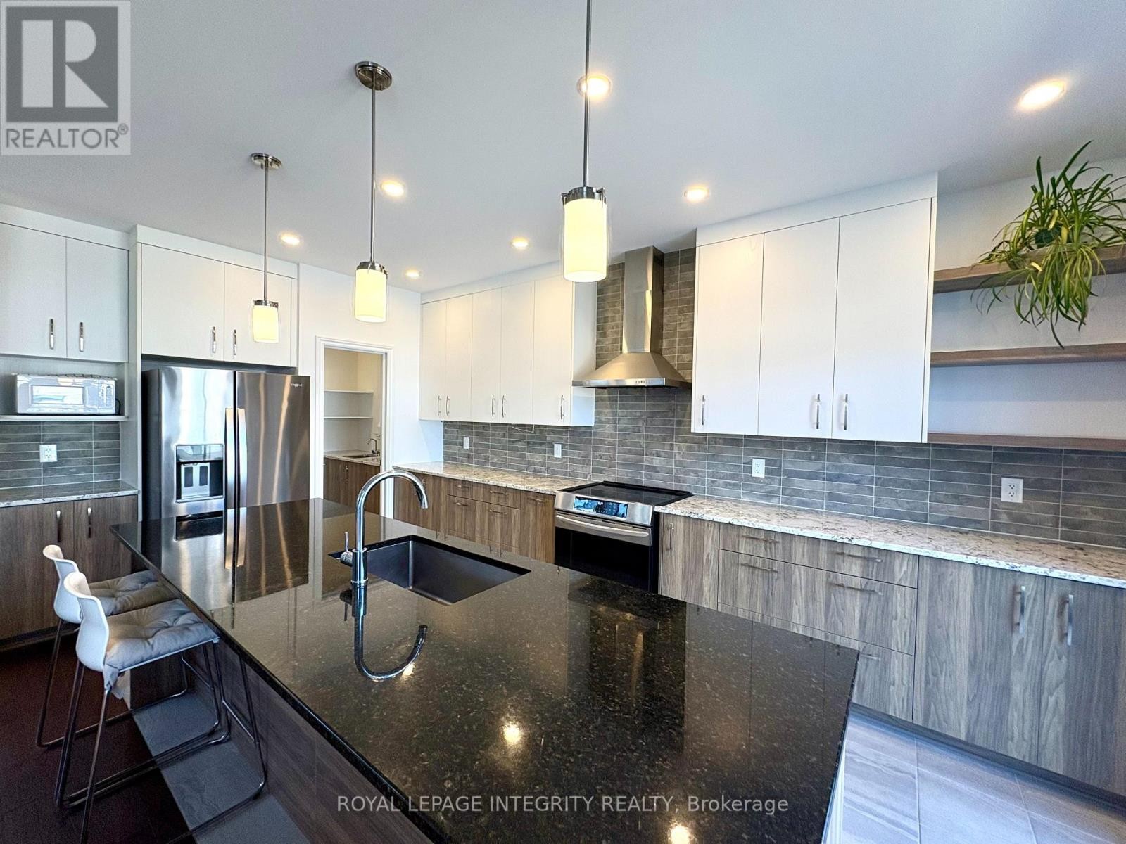 












53 WHOOPING CRANE RIDGE

,
Ottawa,




Ontario
K4M0P2

