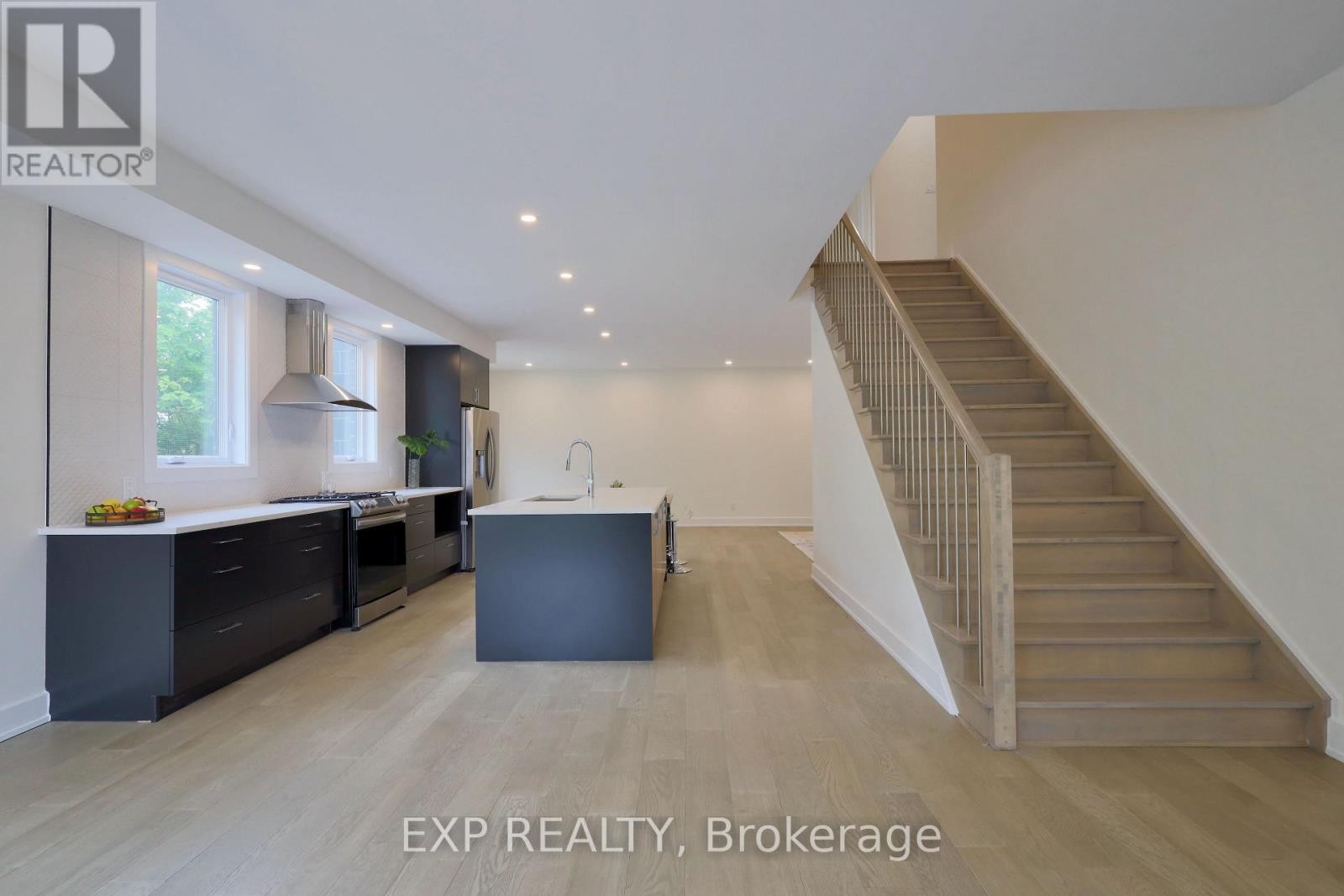 












62 COLUMBUS AVENUE S

,
Ottawa,




Ontario
K1K1R3

