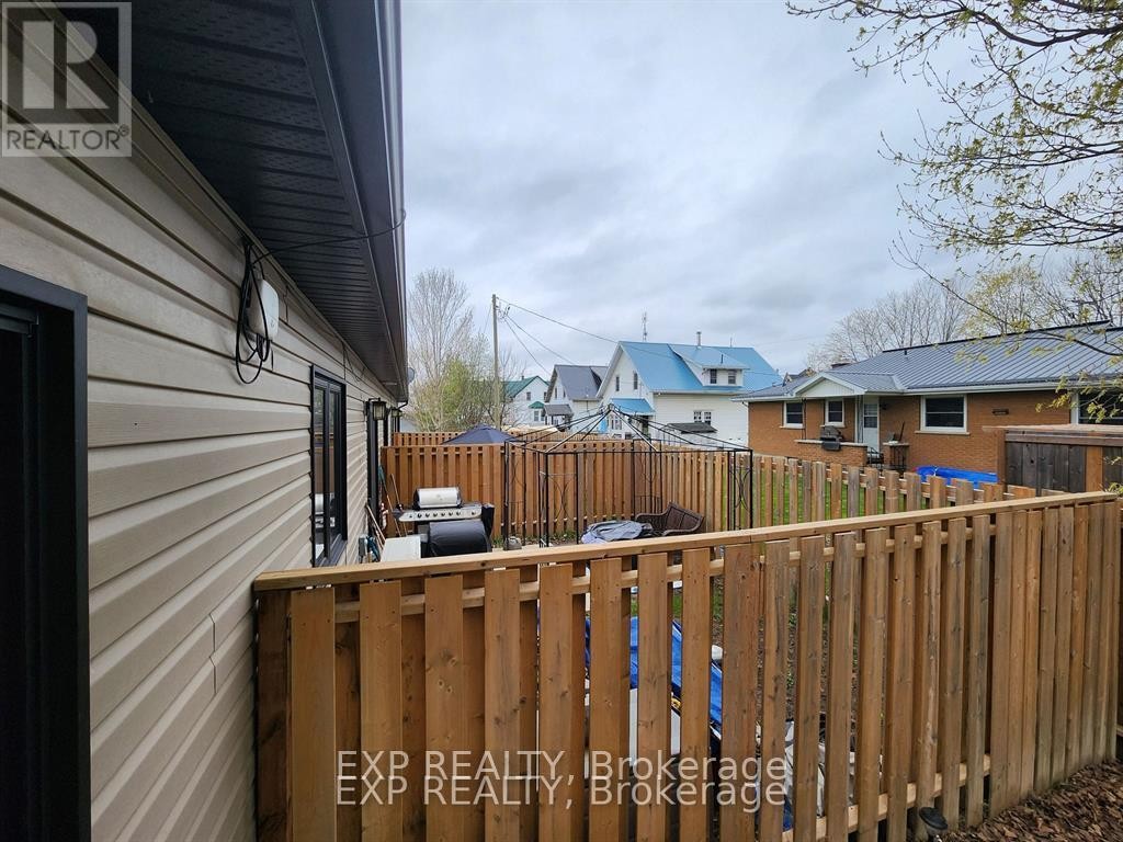 












32 DAVID STREET

,
Edwardsburgh/Cardinal,




Ontario
K0E1X0

