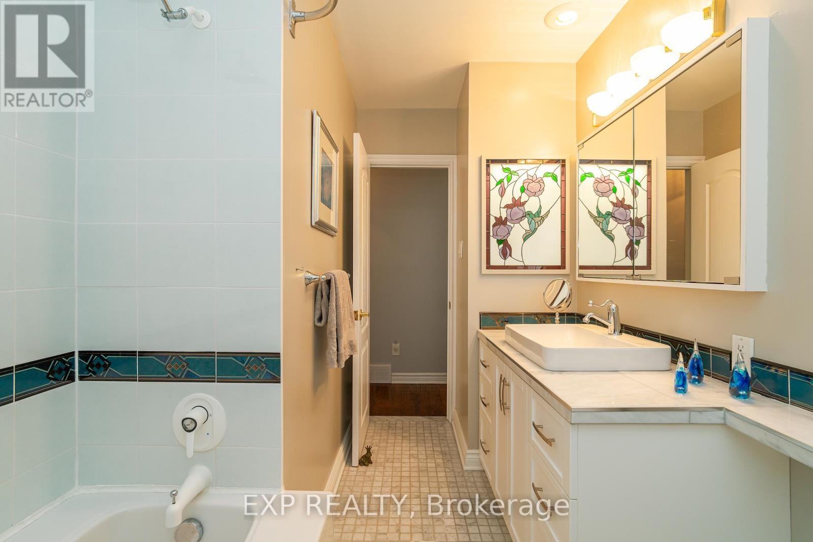 












1828 LORRAINE AVENUE

,
Ottawa,




Ontario
K1H6Z8

