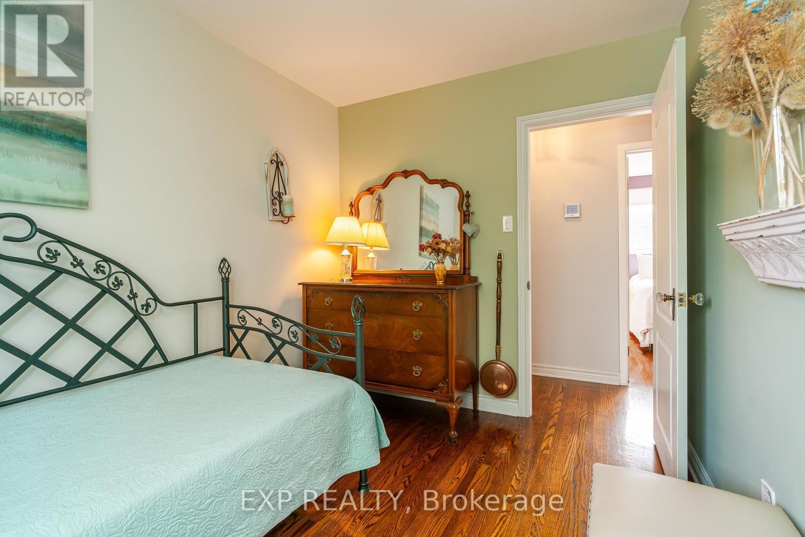 












1828 LORRAINE AVENUE

,
Ottawa,




Ontario
K1H6Z8

