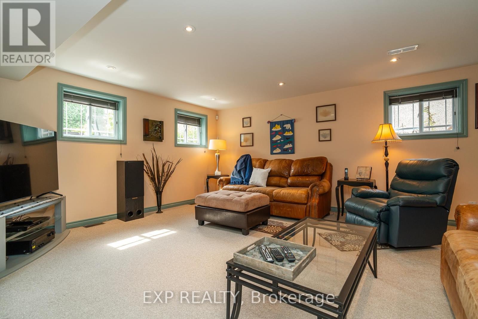 












1828 LORRAINE AVENUE

,
Ottawa,




Ontario
K1H6Z8

