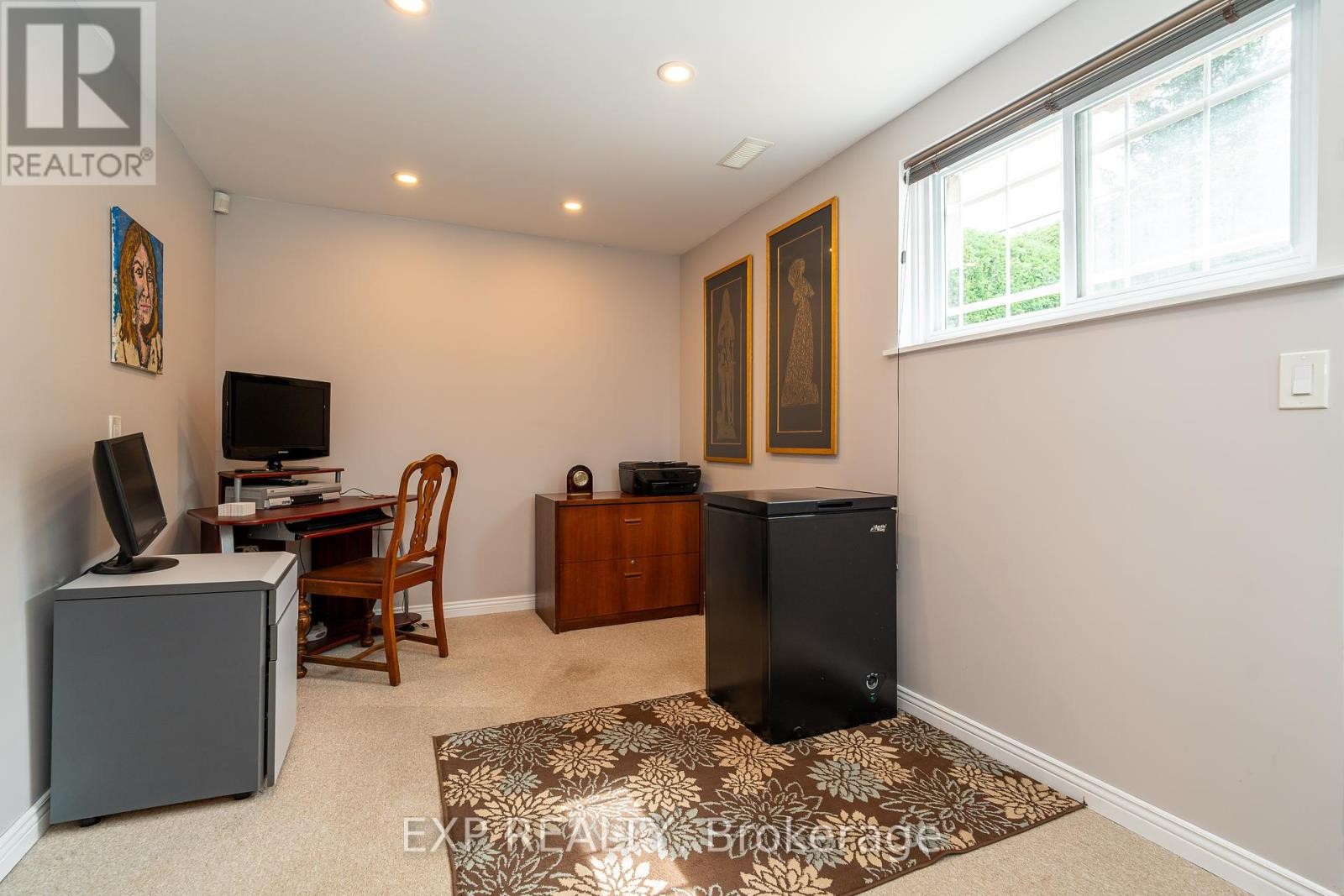 












1828 LORRAINE AVENUE

,
Ottawa,




Ontario
K1H6Z8

