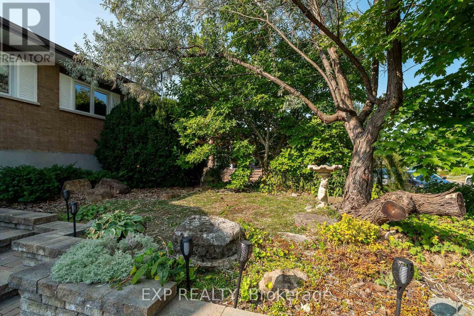 












1828 LORRAINE AVENUE

,
Ottawa,




Ontario
K1H6Z8

