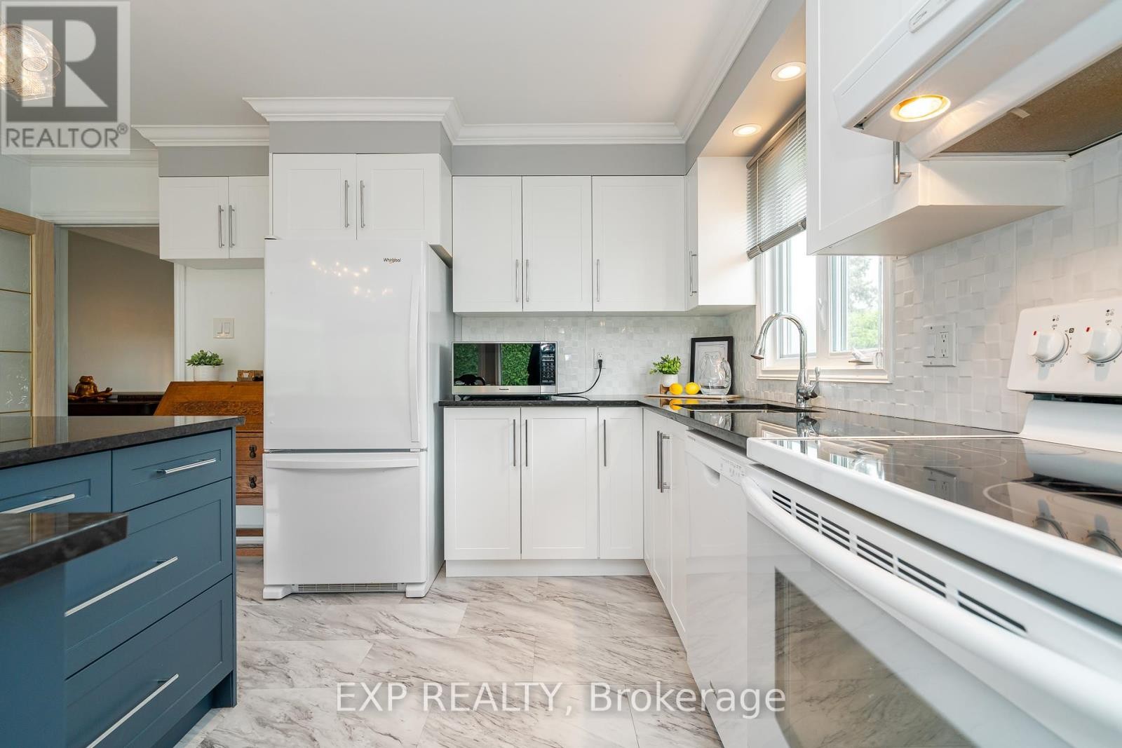 












1828 LORRAINE AVENUE

,
Ottawa,




Ontario
K1H6Z8

