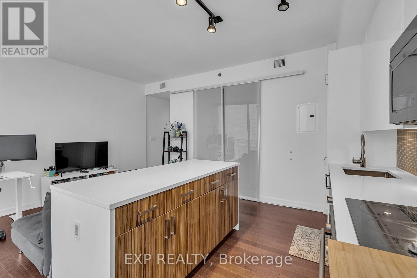 












812 - 300 LISGAR STREET

,
Ottawa,




Ontario
K2P0E2

