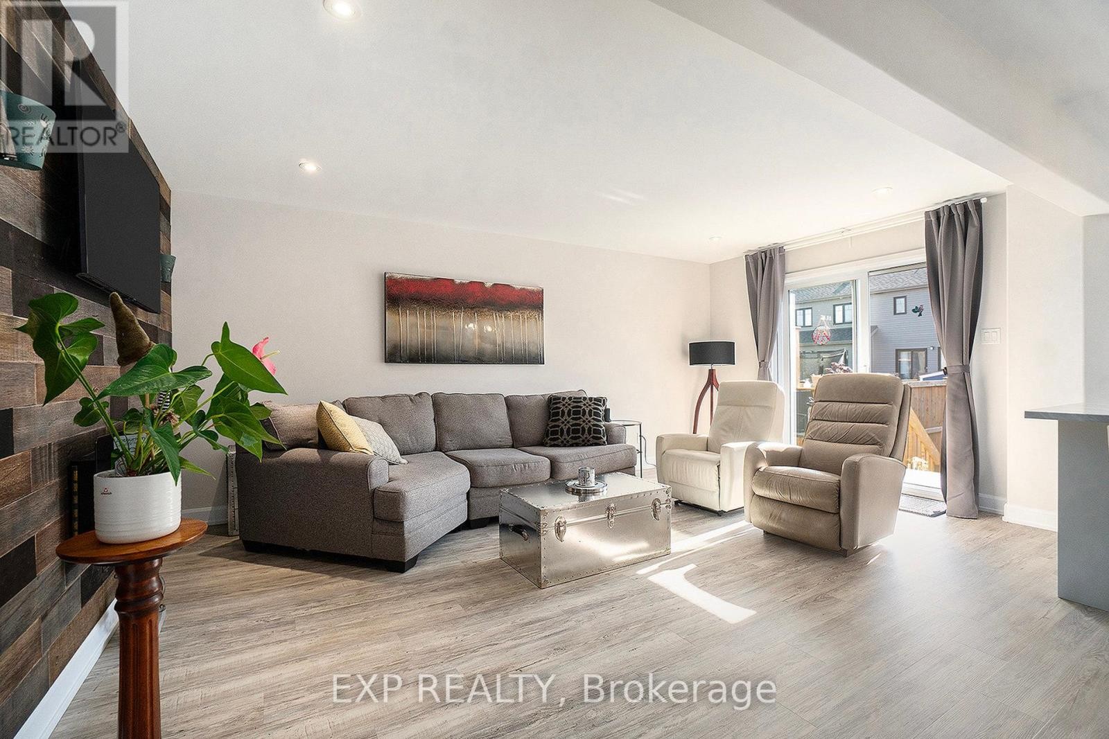 












704 AZURE STREET

,
Russell,




Ontario
K4R1E5

