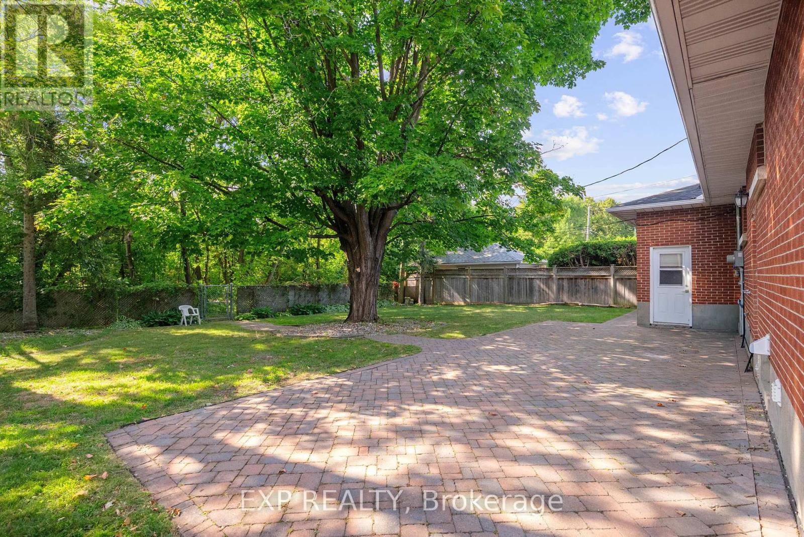 












1240 ADIRONDACK DRIVE

,
Ottawa,




Ontario
K2C2V3

