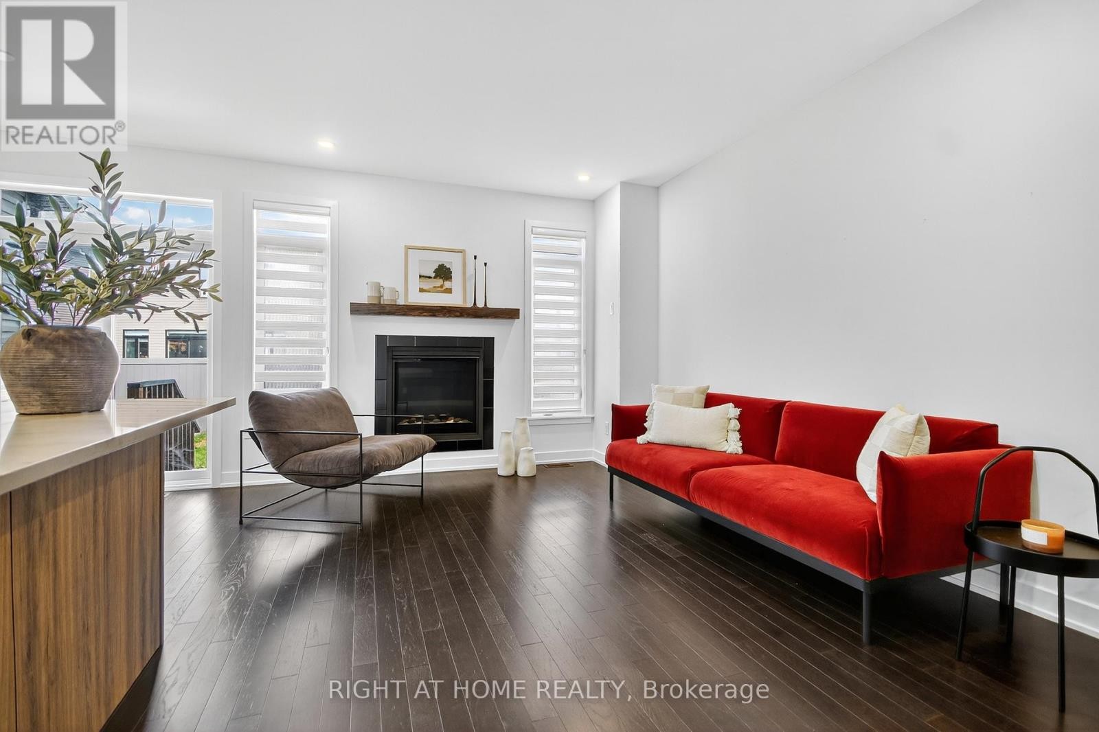 












2329 GOLDHAWK DRIVE

,
Ottawa,




Ontario
K2S2X3

