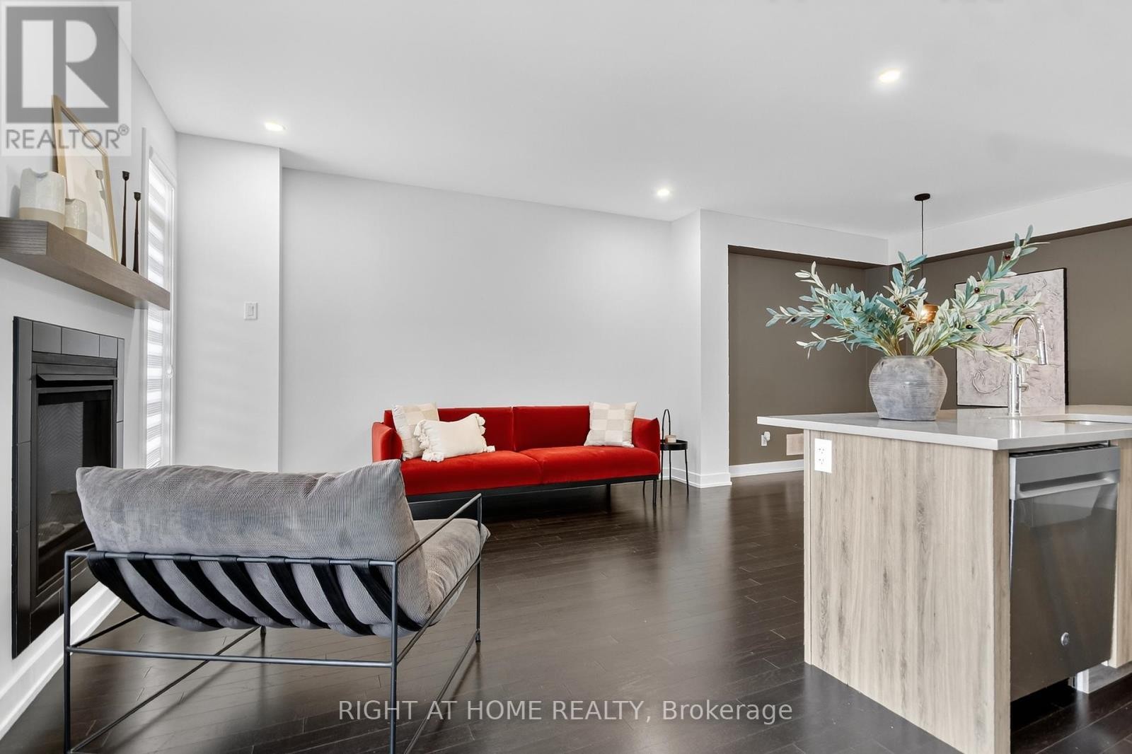












2329 GOLDHAWK DRIVE

,
Ottawa,




Ontario
K2S2X3

