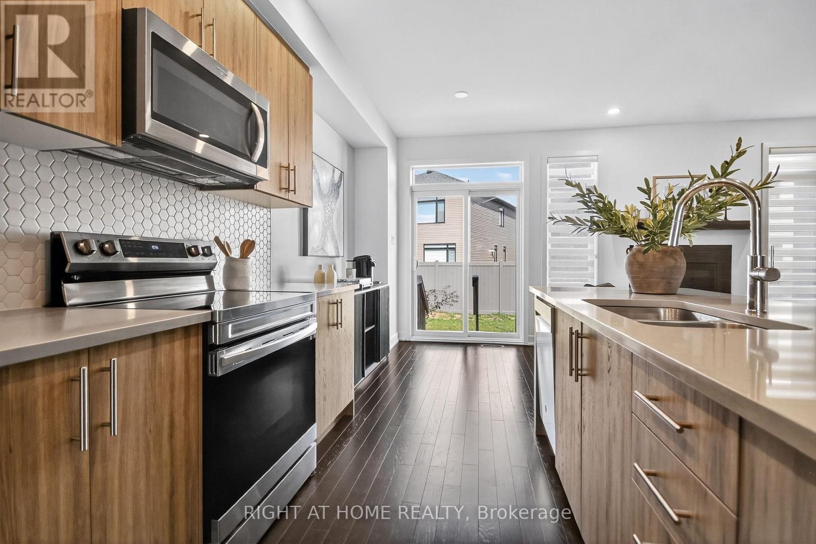 












2329 GOLDHAWK DRIVE

,
Ottawa,




Ontario
K2S2X3

