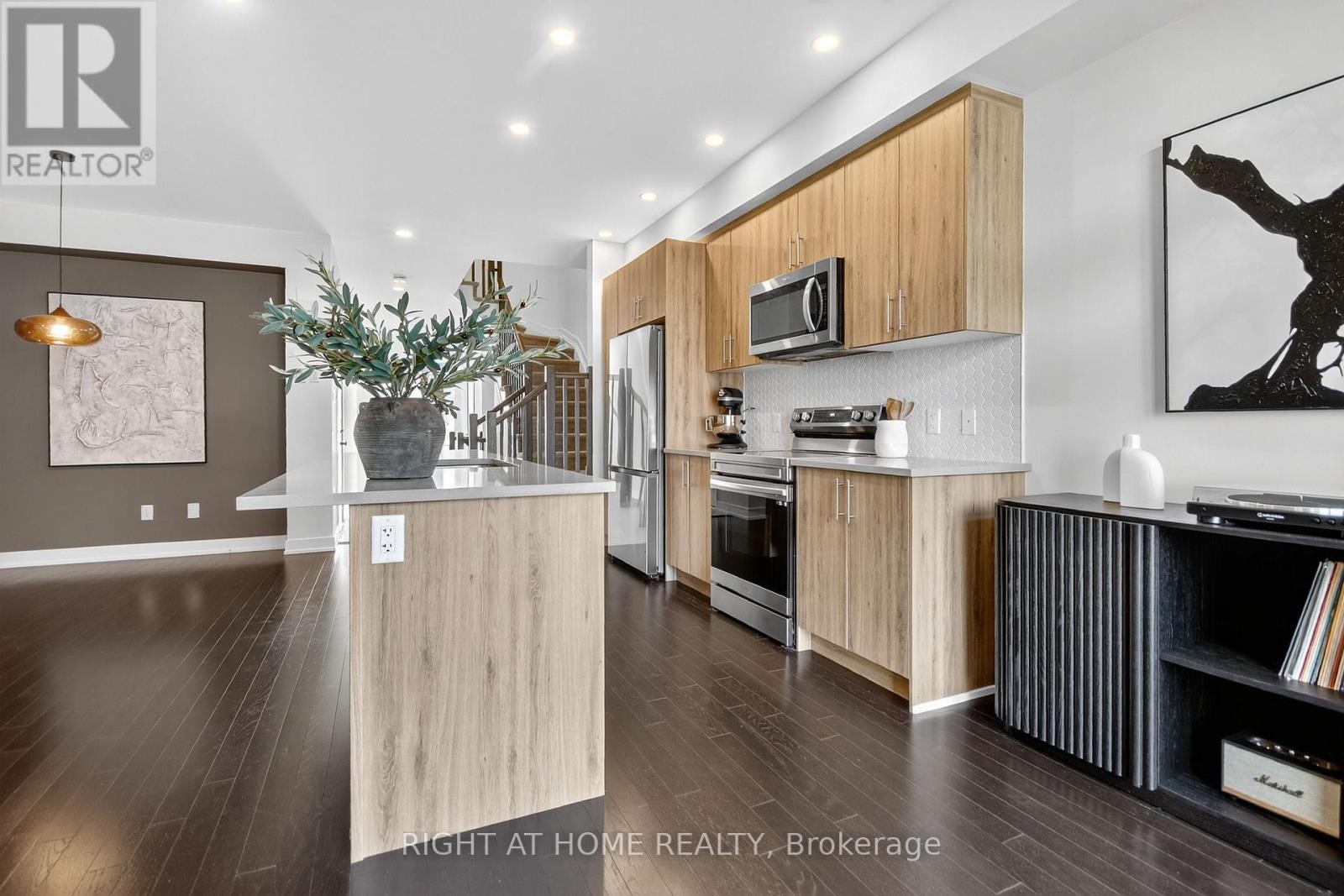 












2329 GOLDHAWK DRIVE

,
Ottawa,




Ontario
K2S2X3

