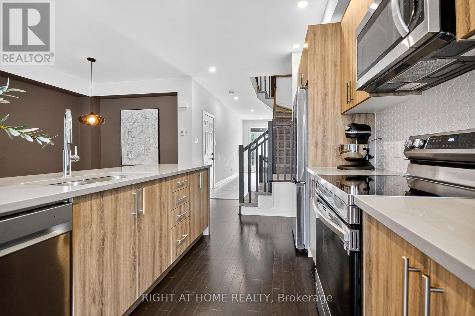 












2329 GOLDHAWK DRIVE

,
Ottawa,




Ontario
K2S2X3

