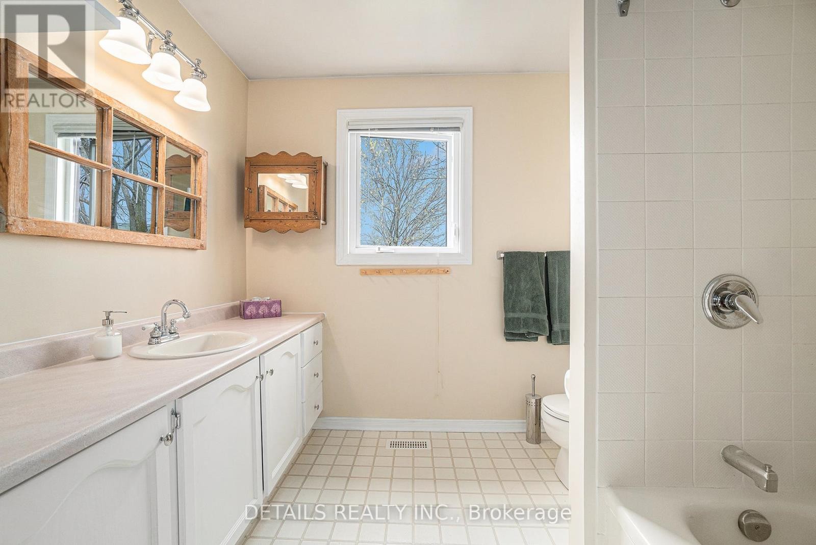 












221 MACDOUGALL STREET

,
Russell,




Ontario
K4R1A5

