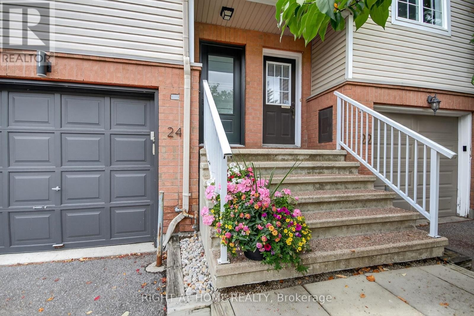 












24 MANHATTAN CRESCENT

,
Ottawa,




Ontario
K2C4B4

