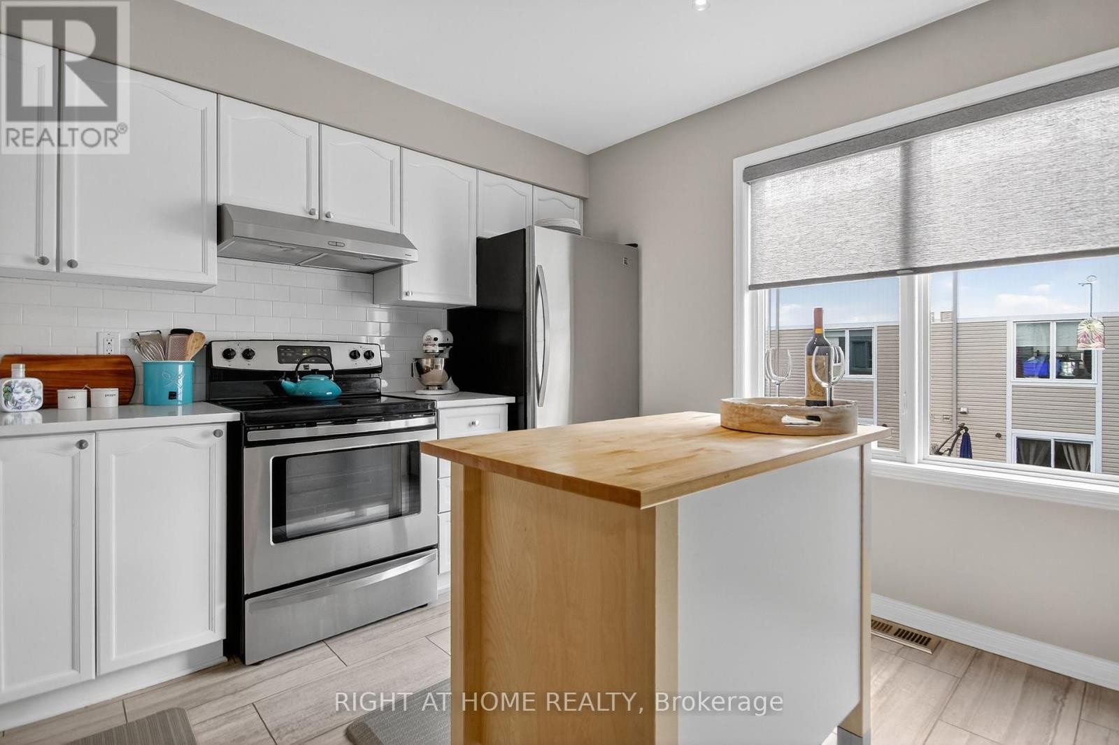 












24 MANHATTAN CRESCENT

,
Ottawa,




Ontario
K2C4B4

