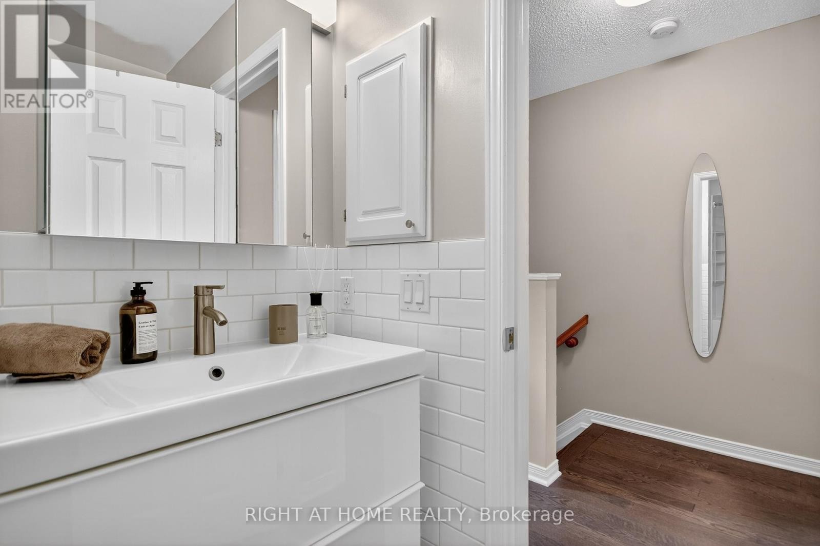 












24 MANHATTAN CRESCENT

,
Ottawa,




Ontario
K2C4B4

