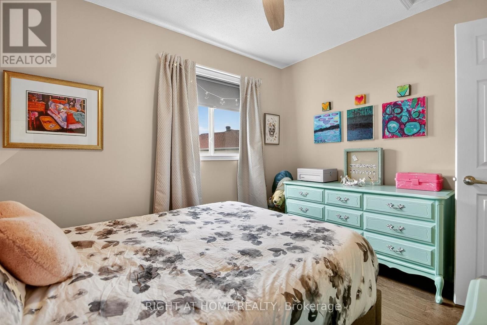 












24 MANHATTAN CRESCENT

,
Ottawa,




Ontario
K2C4B4

