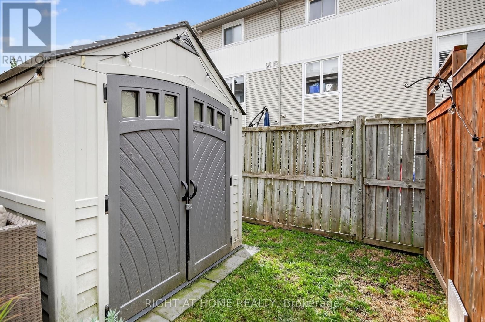 












24 MANHATTAN CRESCENT

,
Ottawa,




Ontario
K2C4B4

