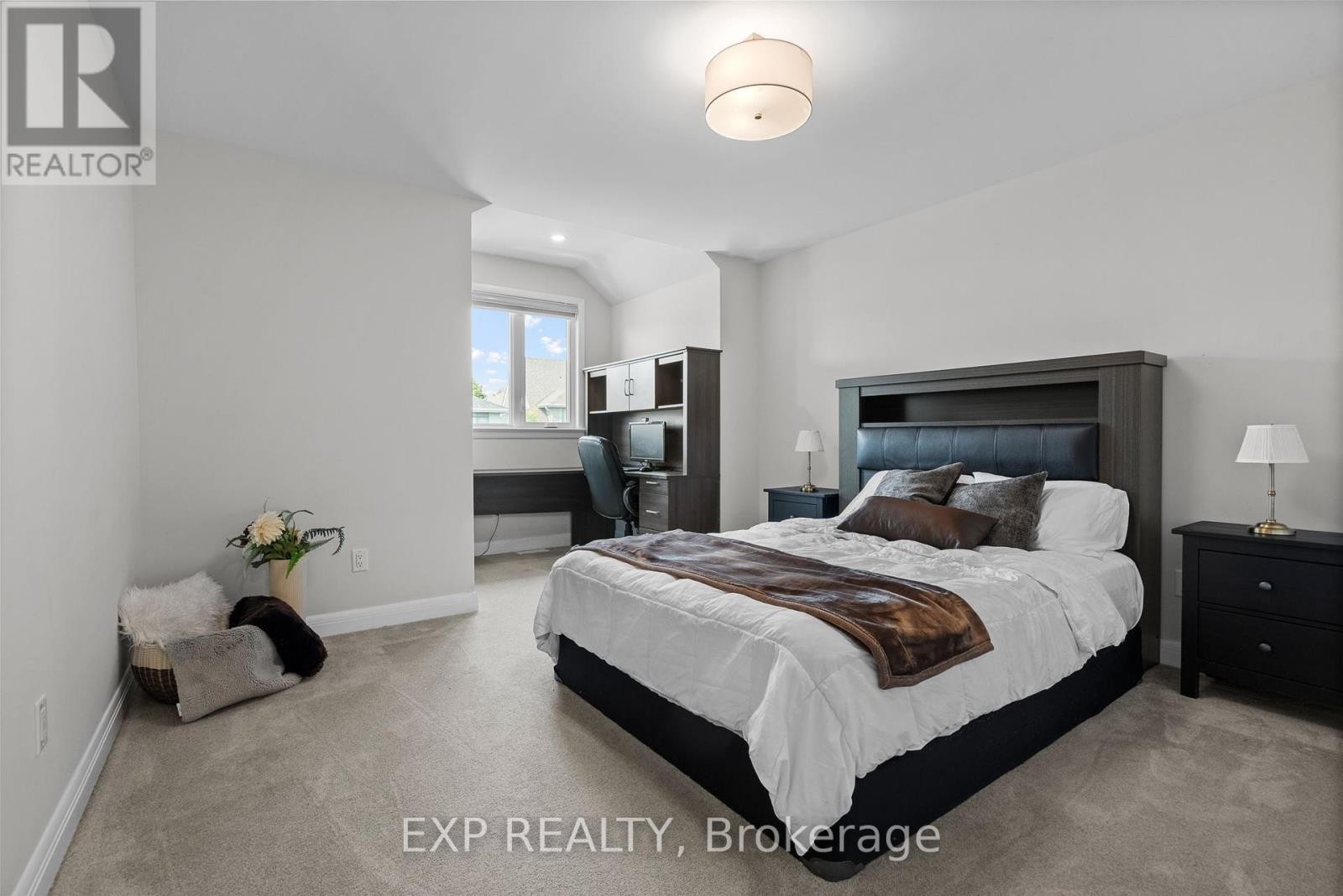 












25 STANHOPE COURT

,
Ottawa,




Ontario
K2J6S2

