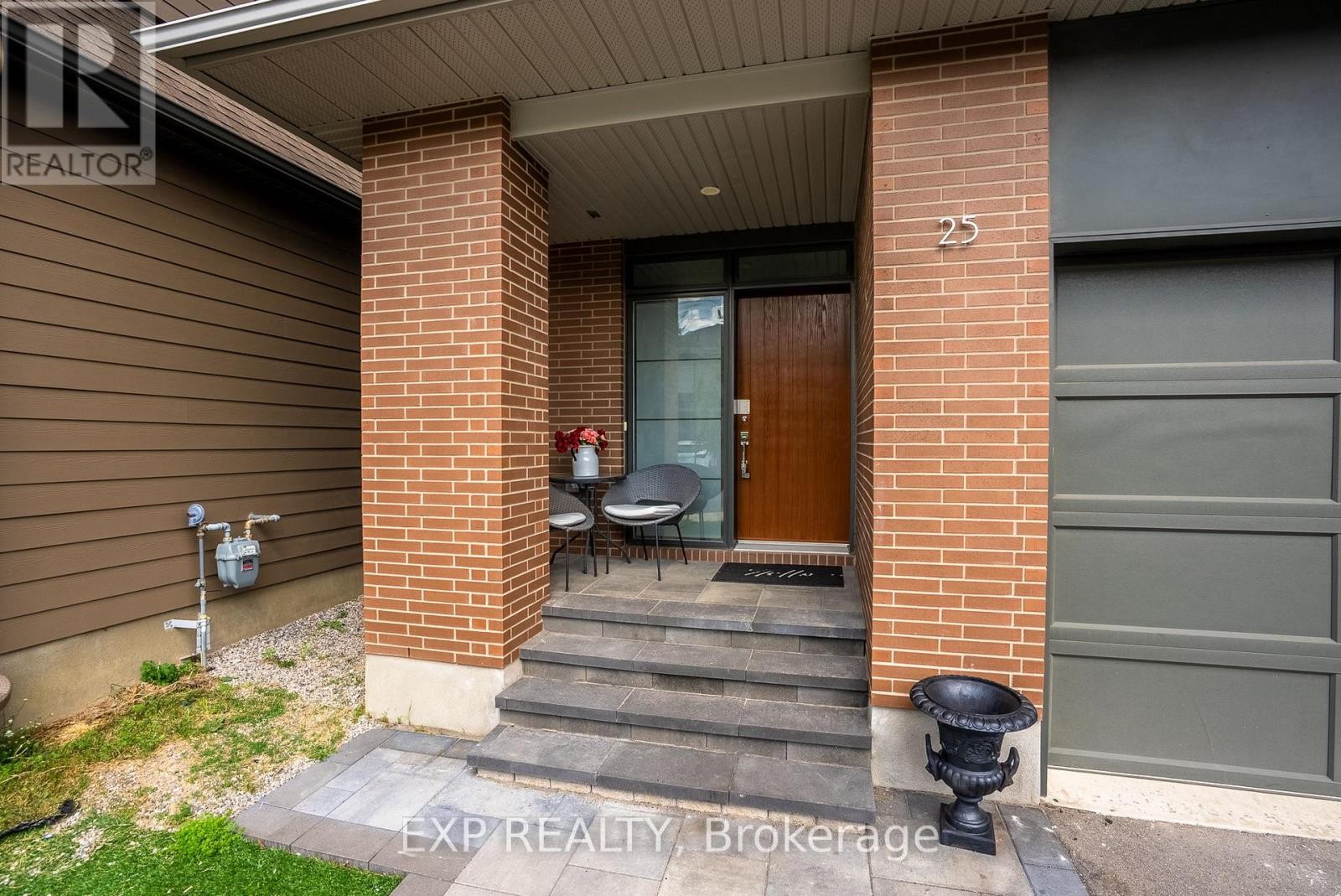 












25 STANHOPE COURT

,
Ottawa,




Ontario
K2J6S2

