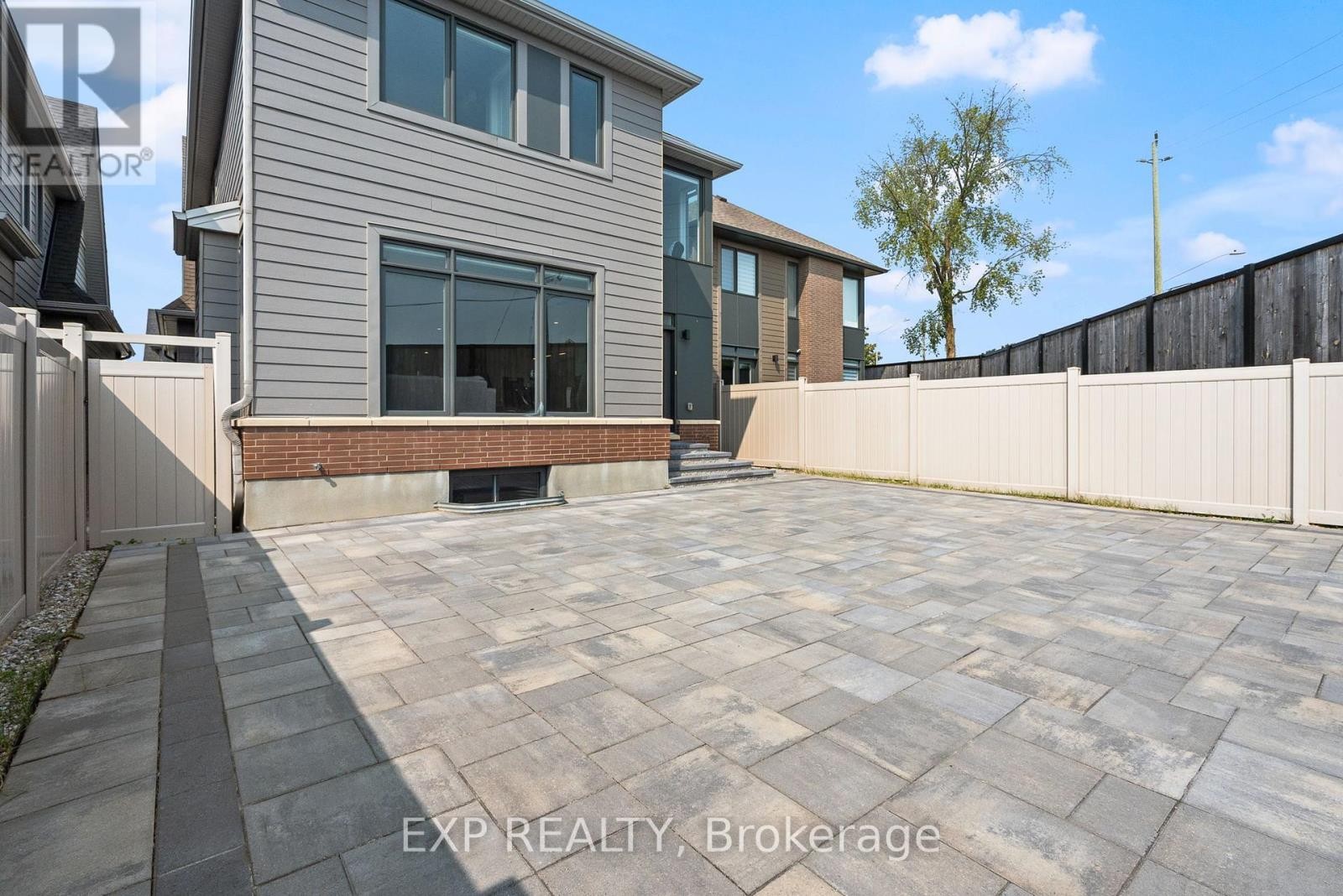 












25 STANHOPE COURT

,
Ottawa,




Ontario
K2J6S2

