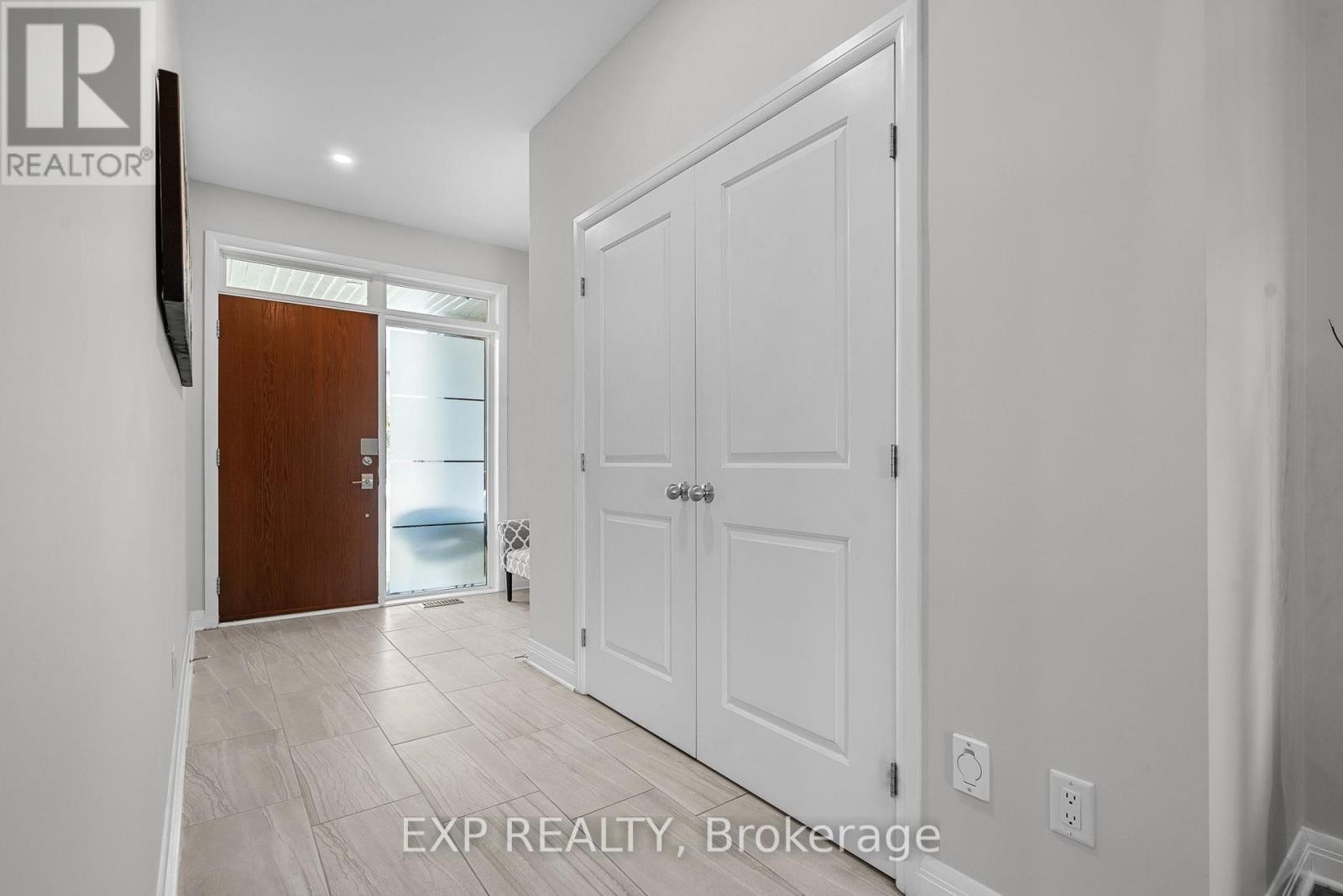 












25 STANHOPE COURT

,
Ottawa,




Ontario
K2J6S2

