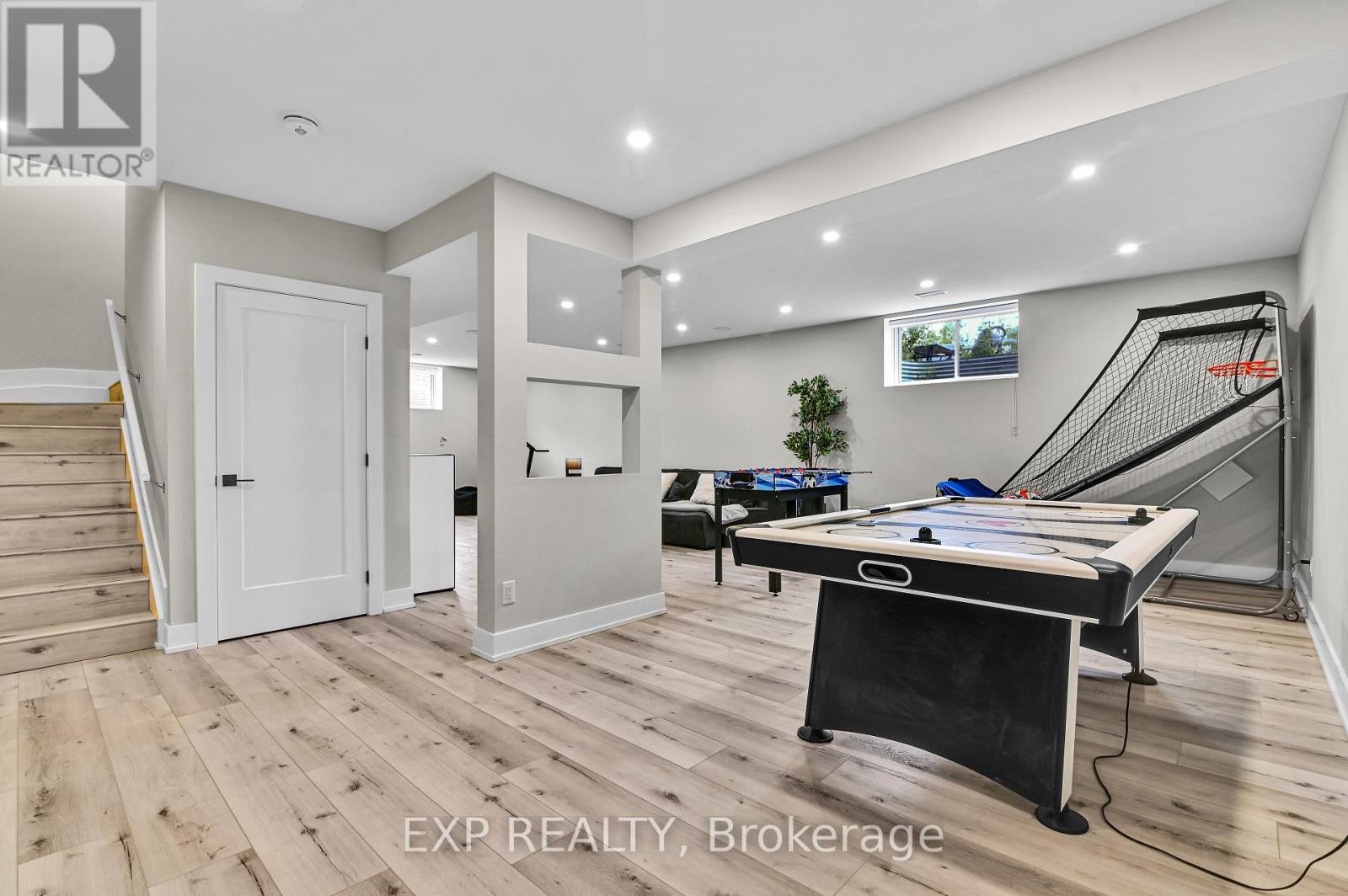 












364 GLOAMING CRESCENT

,
Ottawa,




Ontario
K2S1B6

