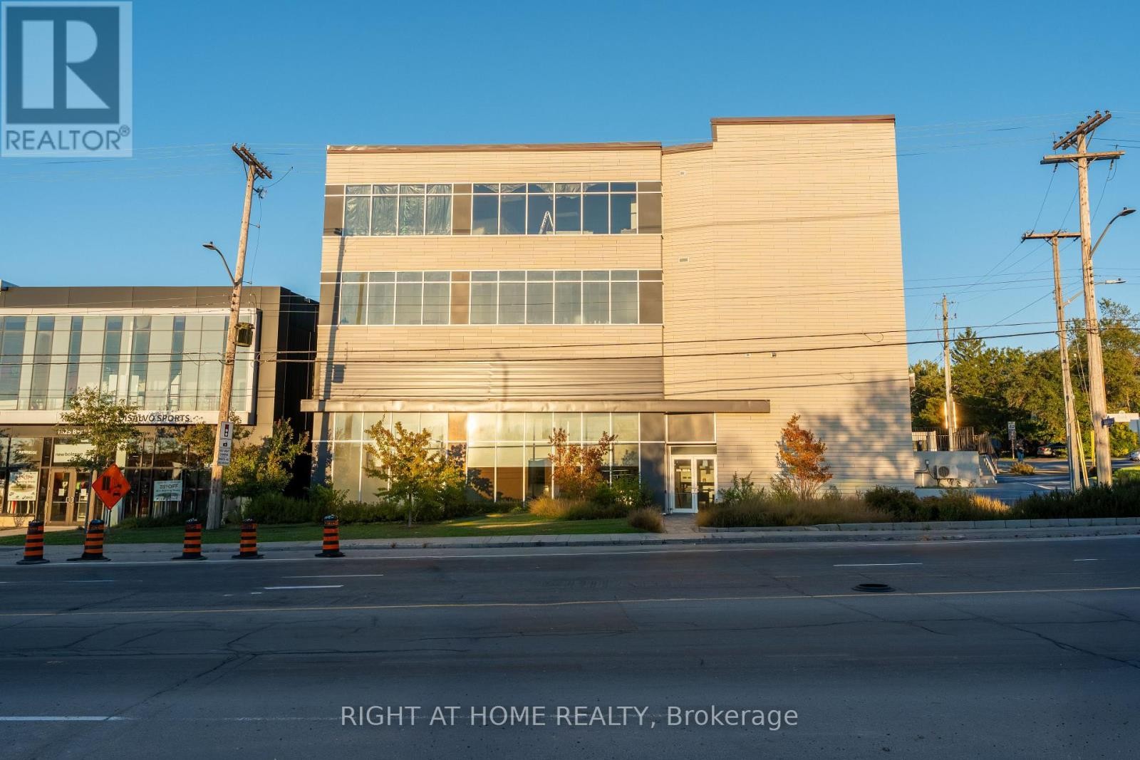 












101 - 1637 BANK STREET

,
Ottawa,




Ontario
K1V7Y9

