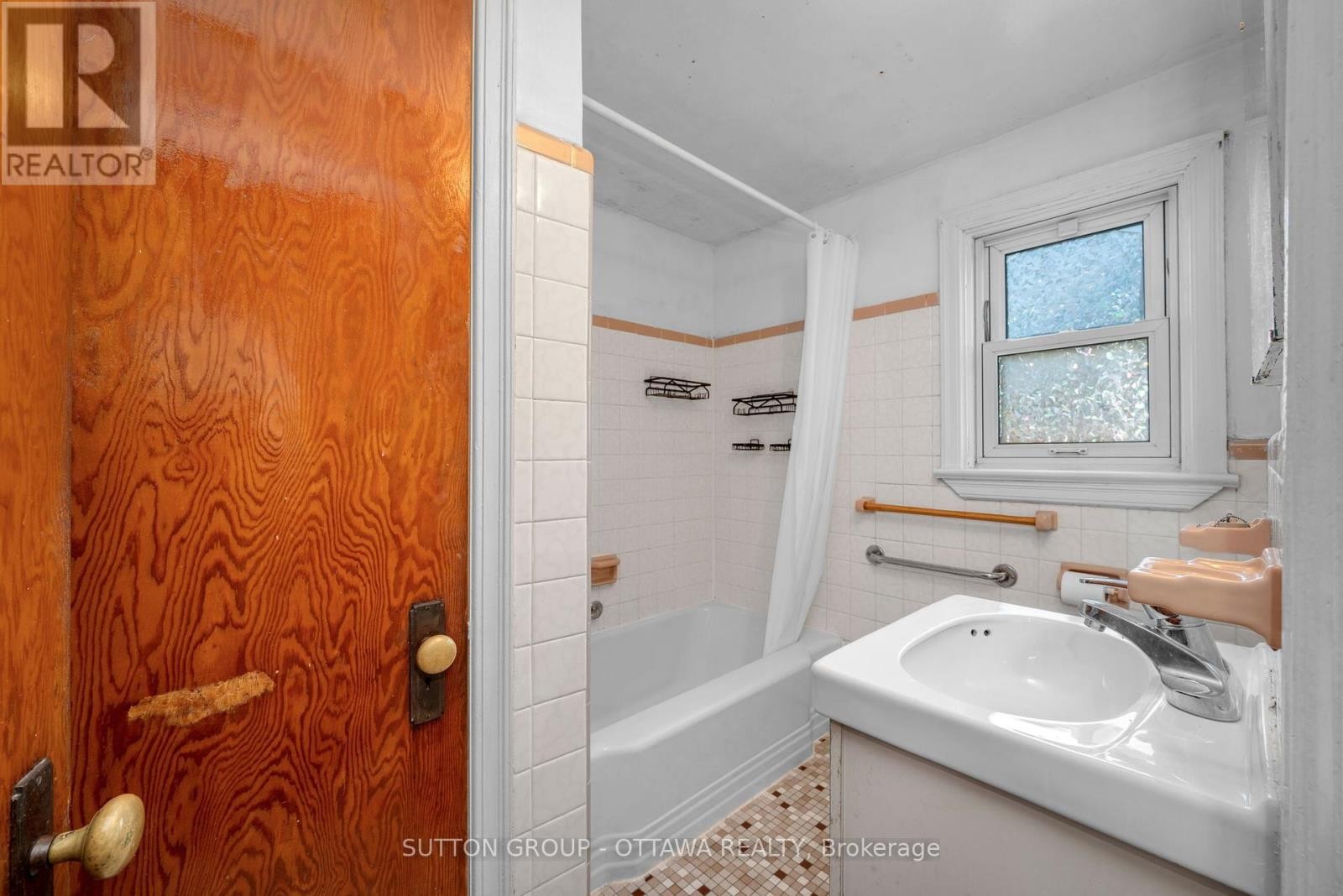 












82 GENEST STREET

,
Ottawa,




Ontario
K1L7Z2

