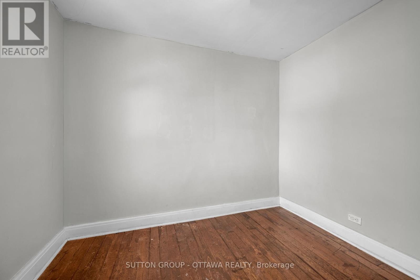 












82 GENEST STREET

,
Ottawa,




Ontario
K1L7Z2

