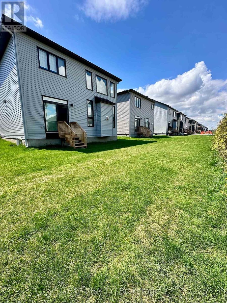 












712 NAMUR STREET

,
Russell,




Ontario
K0A1W0

