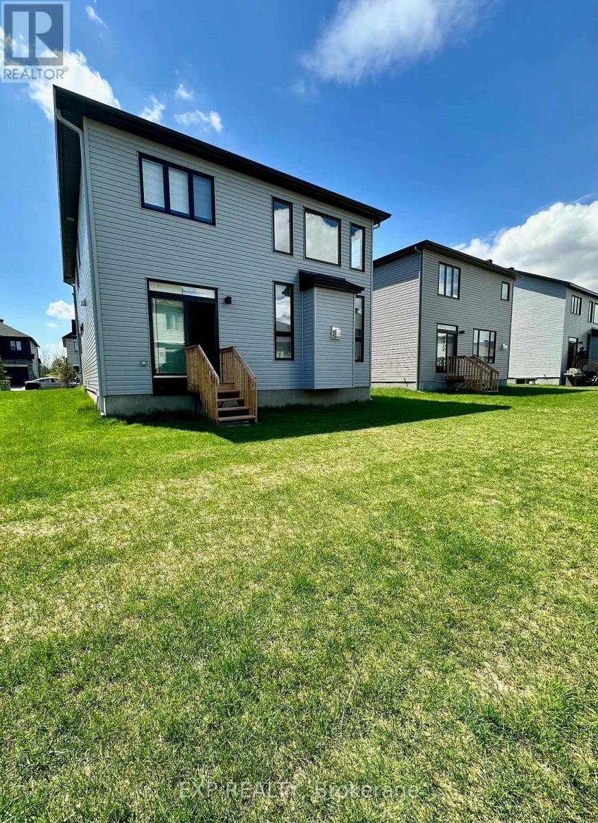 












712 NAMUR STREET

,
Russell,




Ontario
K0A1W0

