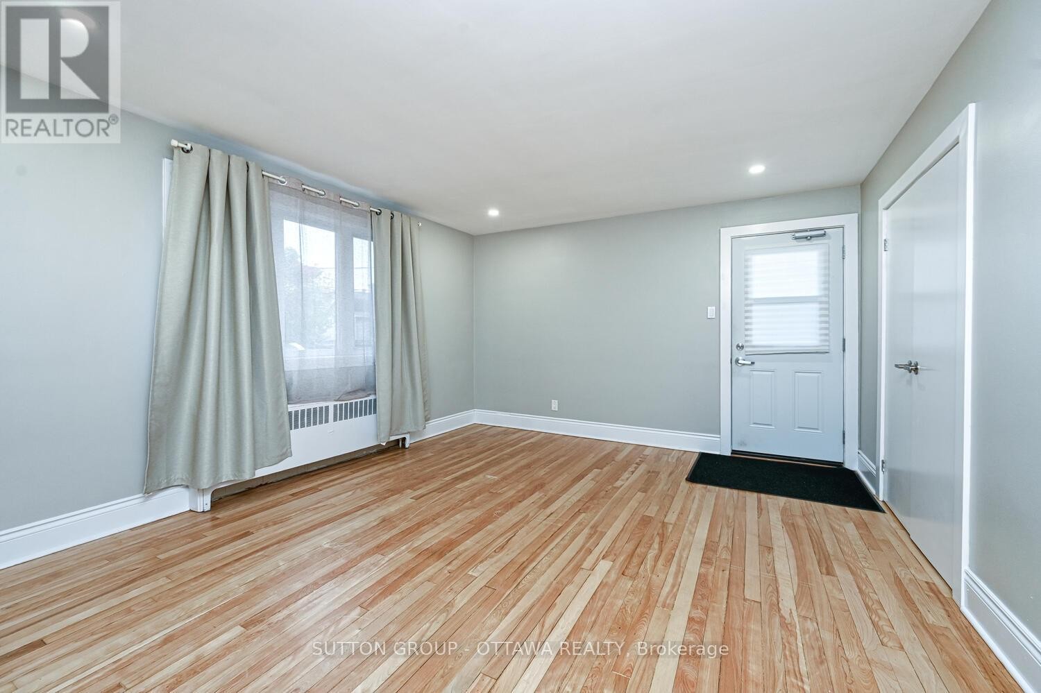 












154-156 DAGMAR AVENUE

,
Ottawa,




Ontario
K1L5T2

