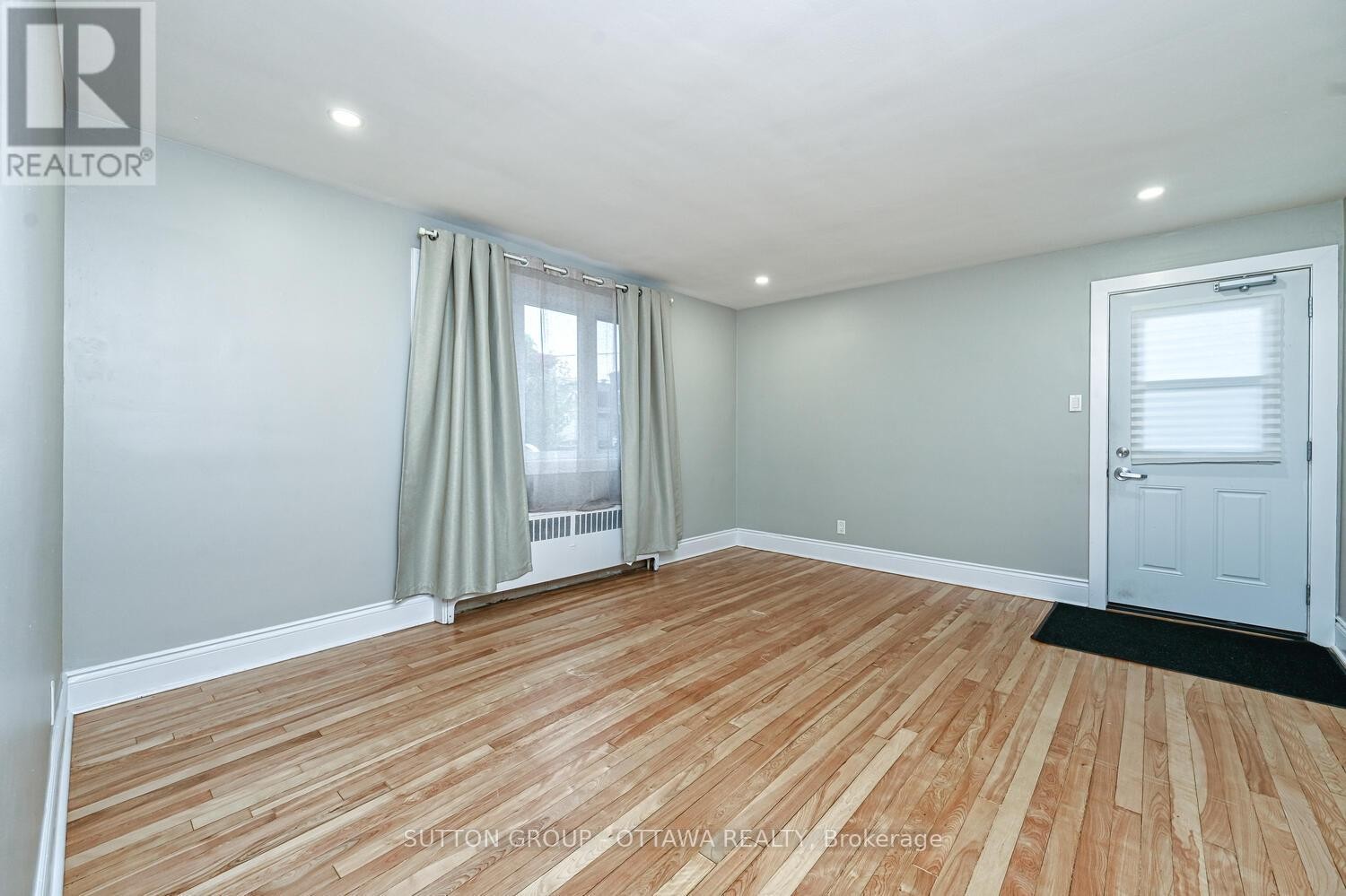 












154-156 DAGMAR AVENUE

,
Ottawa,




Ontario
K1L5T2

