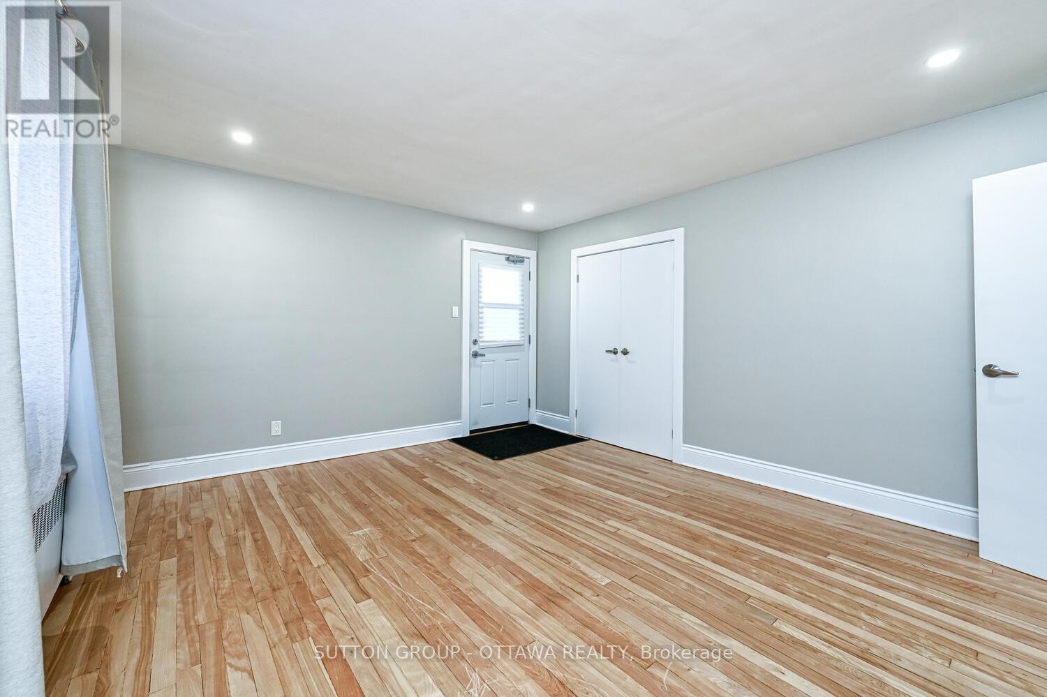 












154-156 DAGMAR AVENUE

,
Ottawa,




Ontario
K1L5T2

