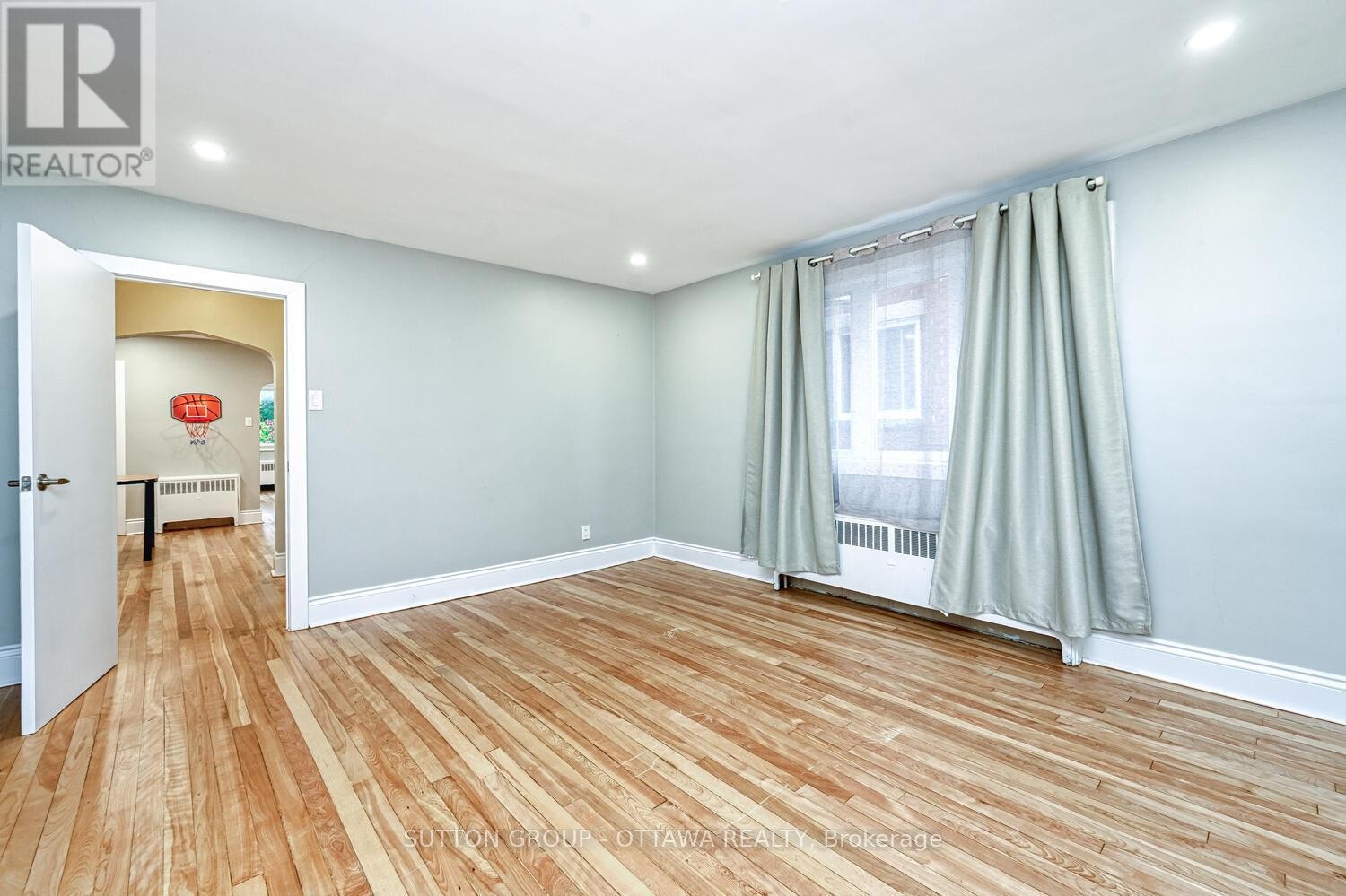 












154-156 DAGMAR AVENUE

,
Ottawa,




Ontario
K1L5T2

