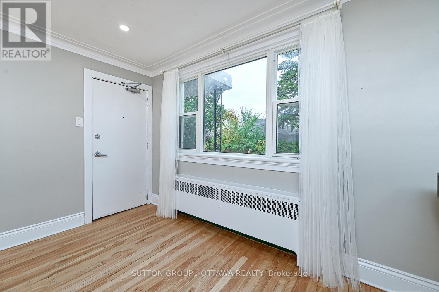 












154-156 DAGMAR AVENUE

,
Ottawa,




Ontario
K1L5T2

