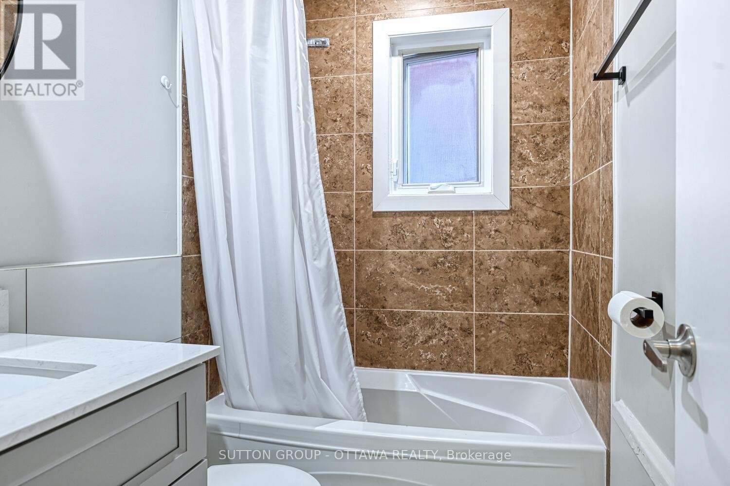 












154-156 DAGMAR AVENUE

,
Ottawa,




Ontario
K1L5T2

