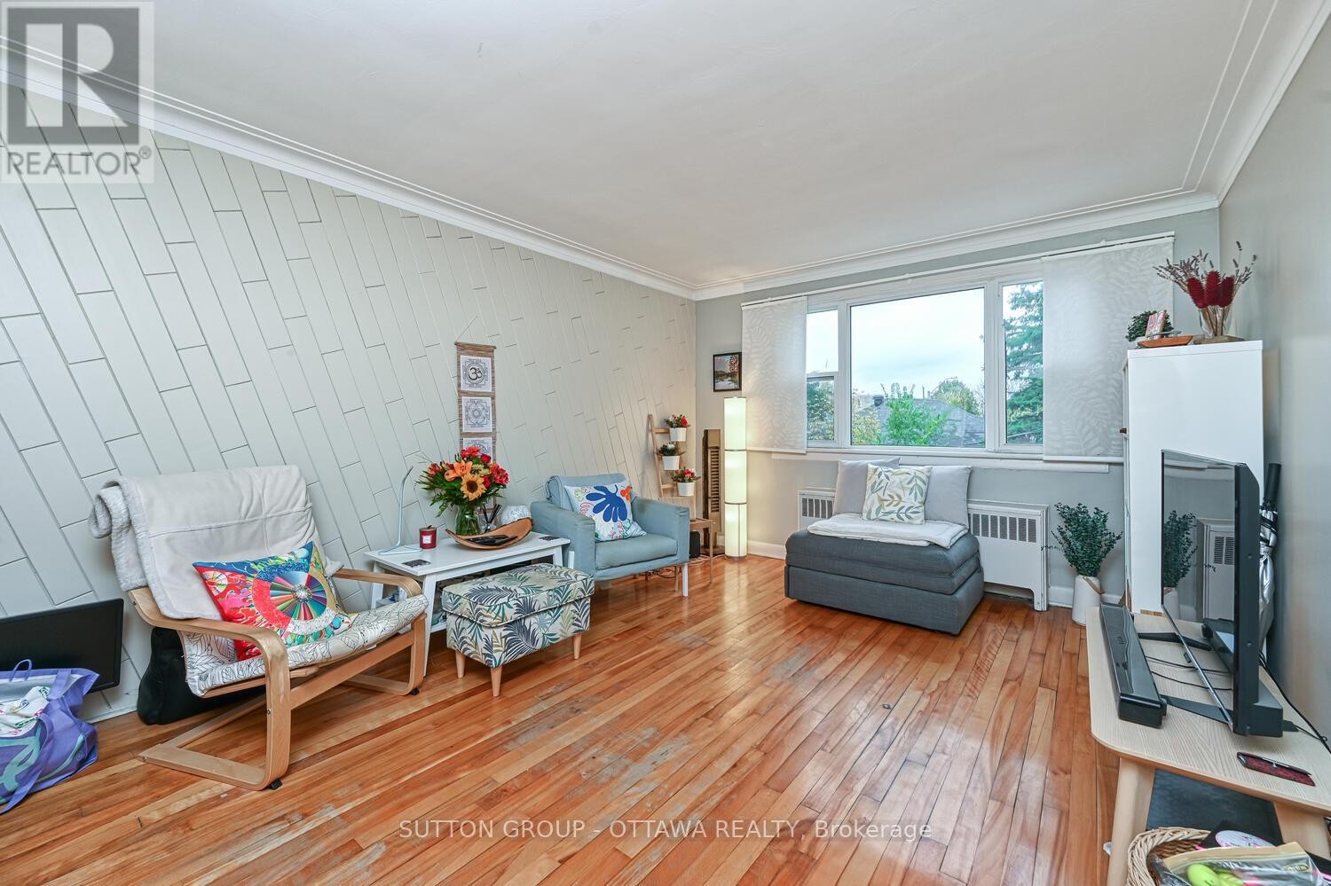 












154-156 DAGMAR AVENUE

,
Ottawa,




Ontario
K1L5T2

