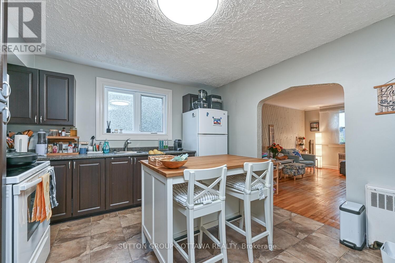 












154-156 DAGMAR AVENUE

,
Ottawa,




Ontario
K1L5T2

