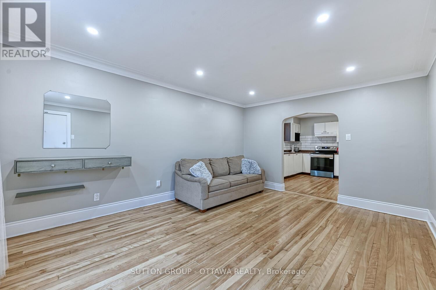 












154-156 DAGMAR AVENUE

,
Ottawa,




Ontario
K1L5T2

