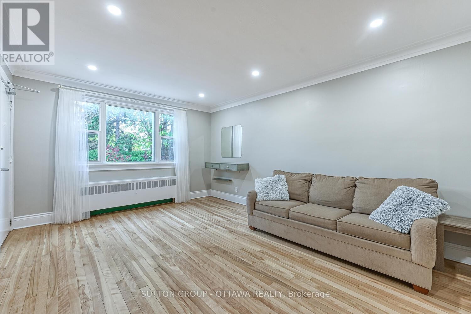 












154-156 DAGMAR AVENUE

,
Ottawa,




Ontario
K1L5T2

