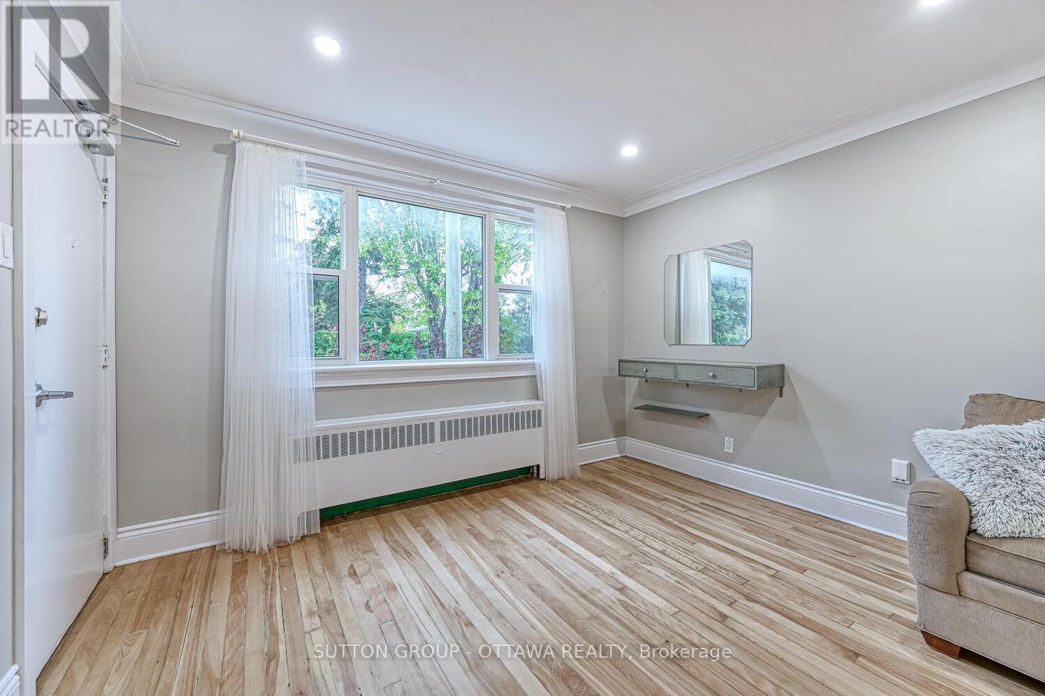 












154-156 DAGMAR AVENUE

,
Ottawa,




Ontario
K1L5T2

