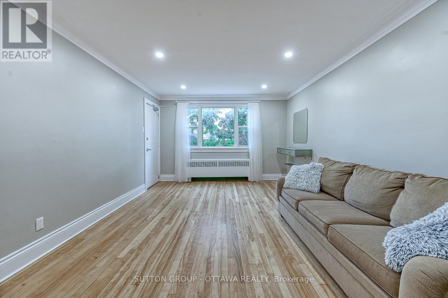 












154-156 DAGMAR AVENUE

,
Ottawa,




Ontario
K1L5T2

