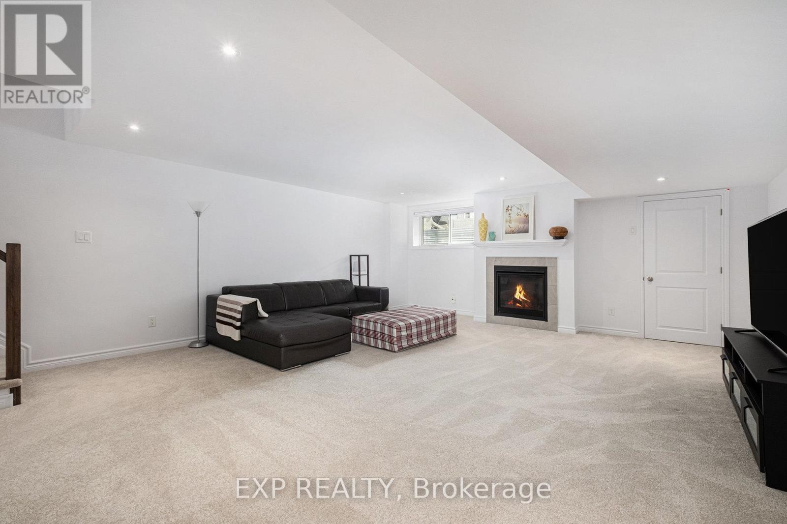 












519 TRIANGLE STREET

,
Ottawa,




Ontario
K2V0M7

