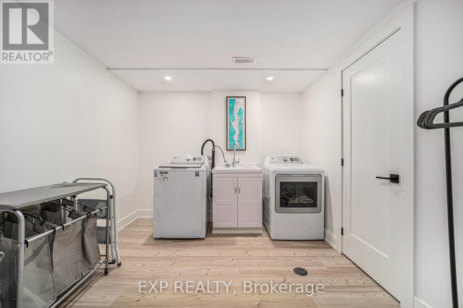 












203 PENFIELD DRIVE

,
Ottawa,




Ontario
K2K1M8

